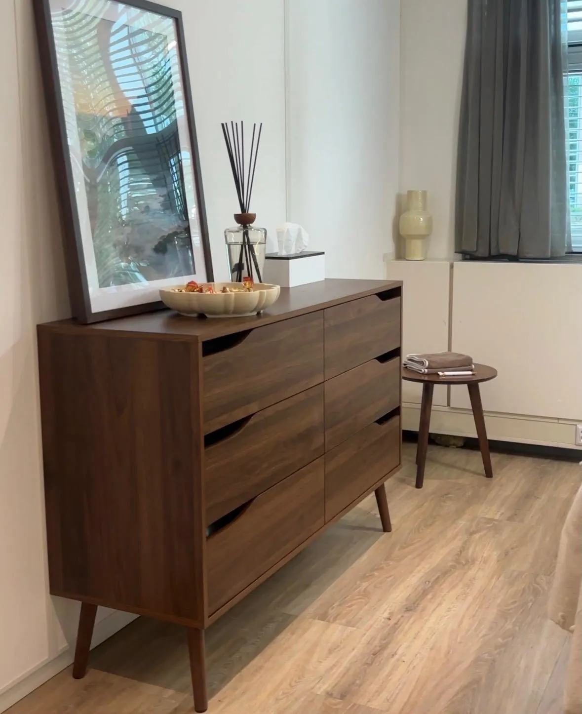 Detail van de houten kast met decoratie in FAB face & body