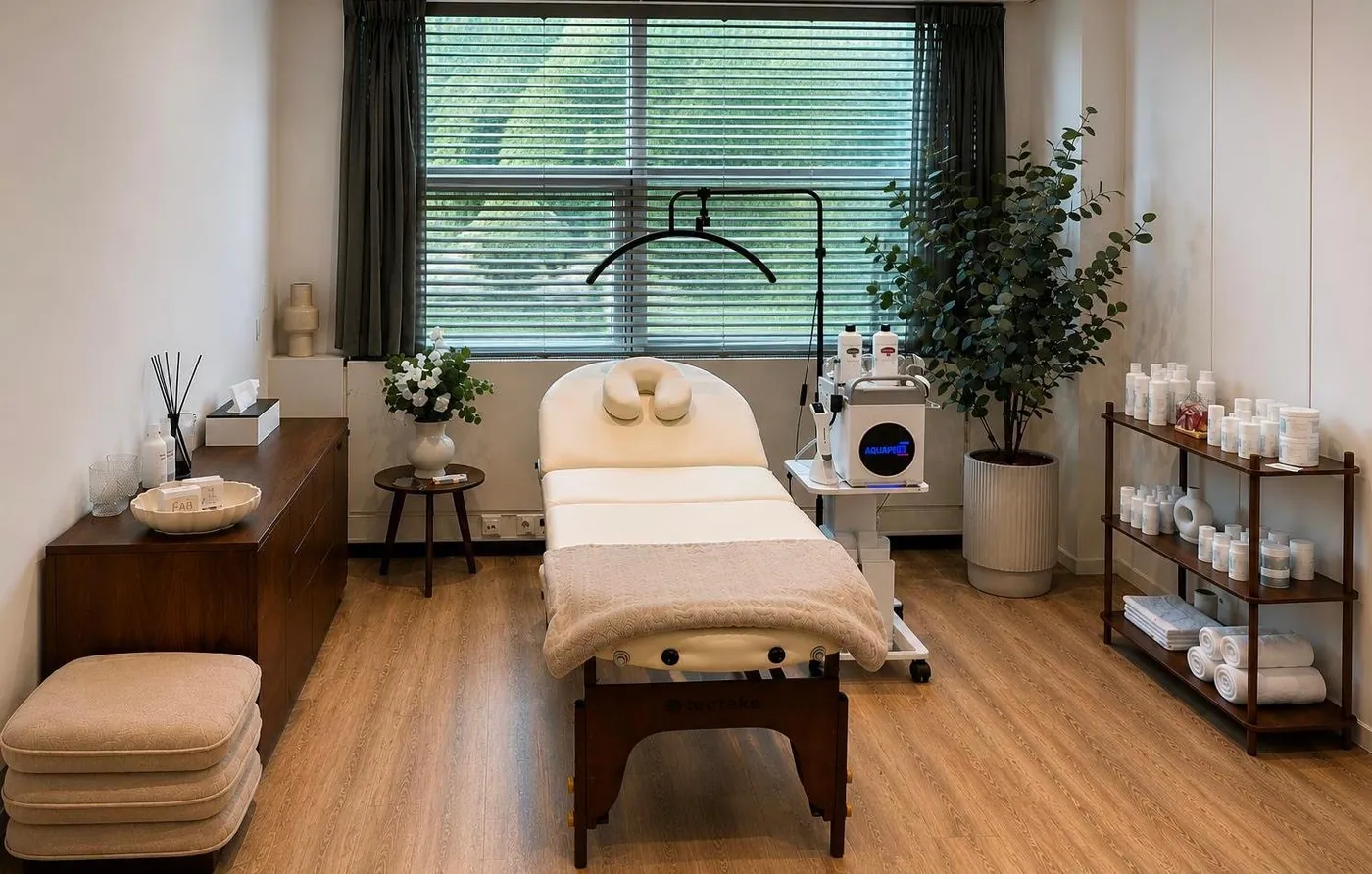 Overzicht van de rustige behandelkamer van FAB face & body