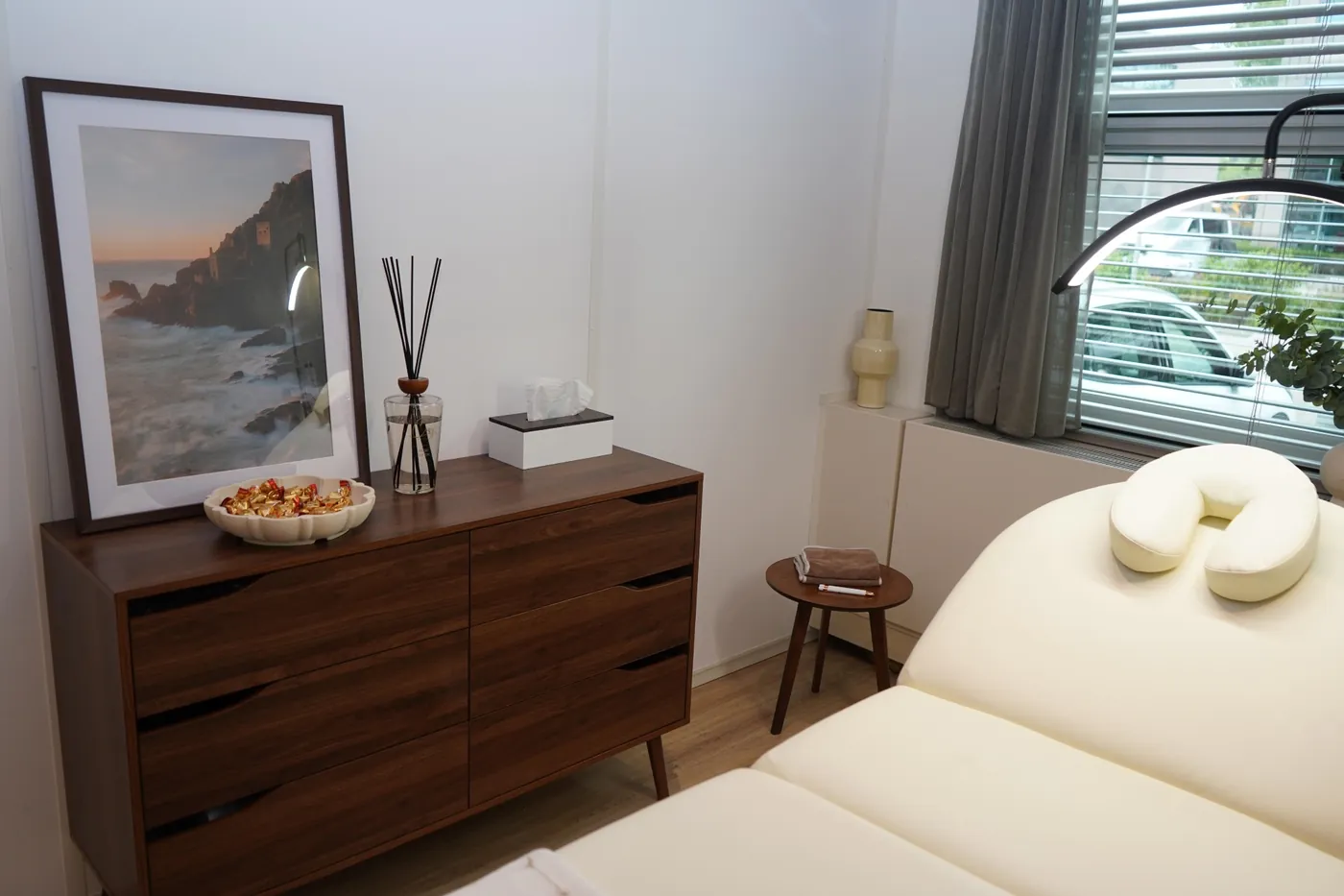 Warm ingerichte hoek van de salon van FAB face & body